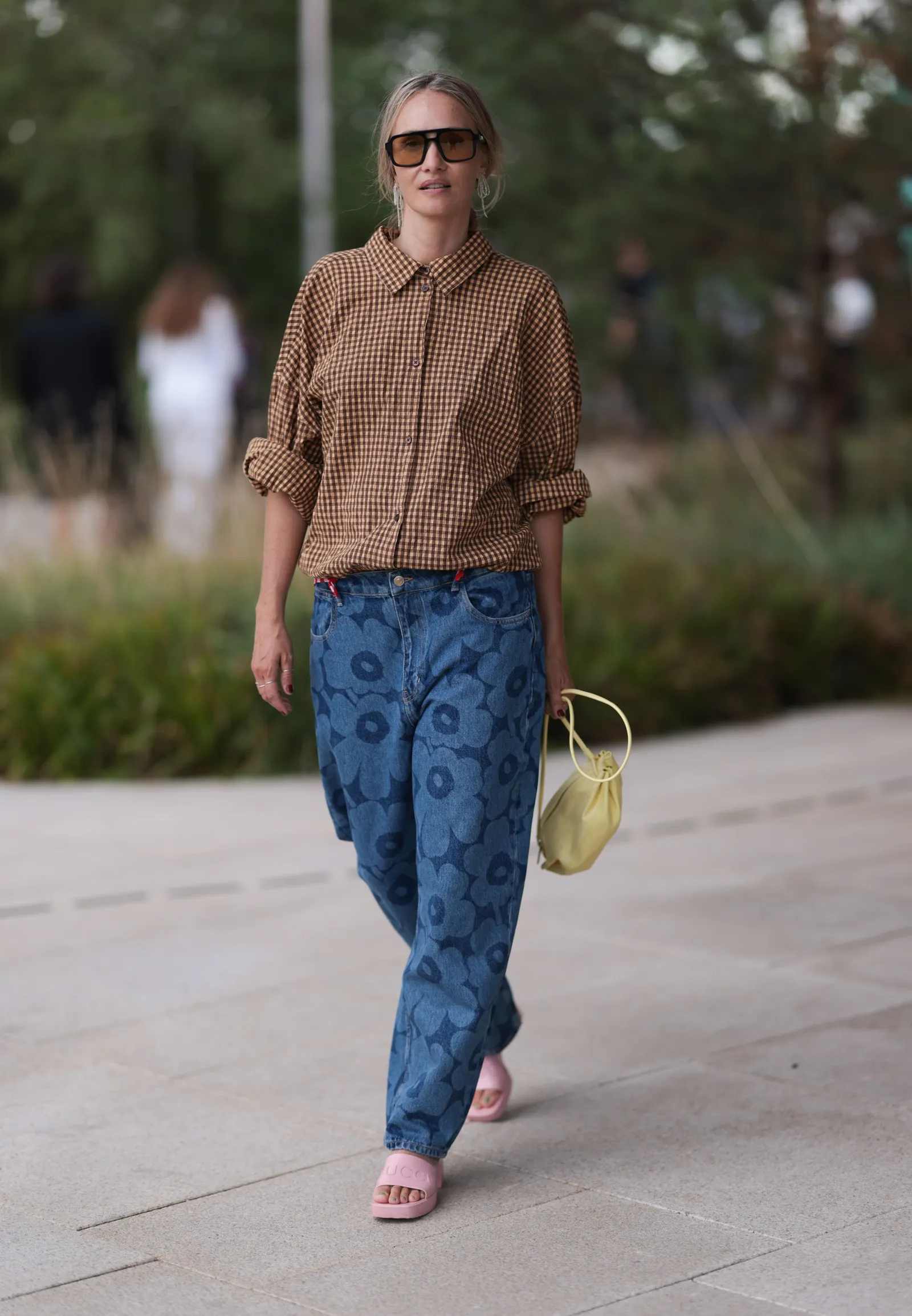 baggy jeans with statement sandals